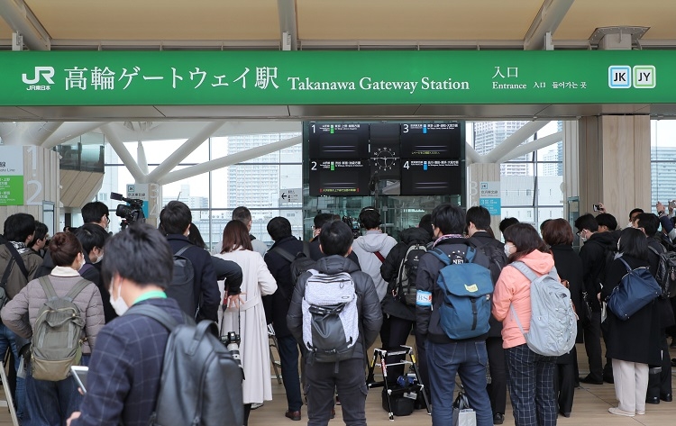 高輪ゲートウェイ駅の看板(時事通信フォト)