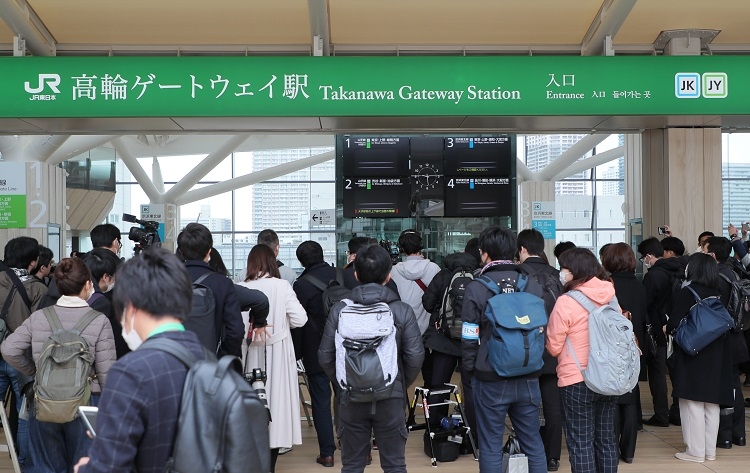 高輪ゲートウェイ駅の看板（時事通信フォト）