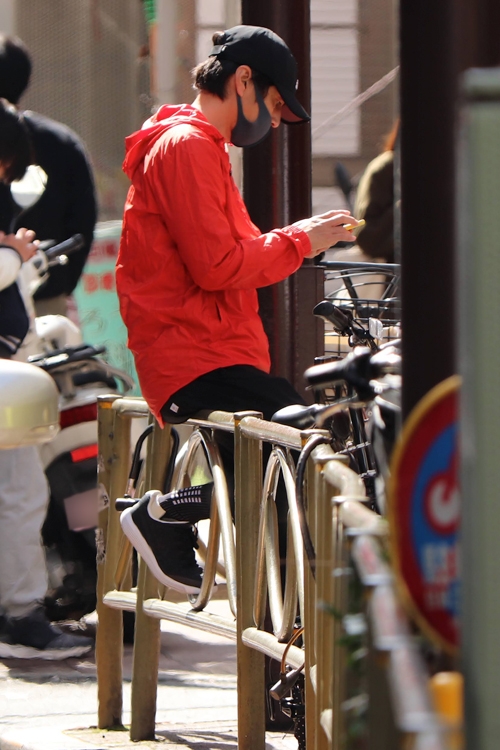 立ち止まってスマホをチェックする場面も