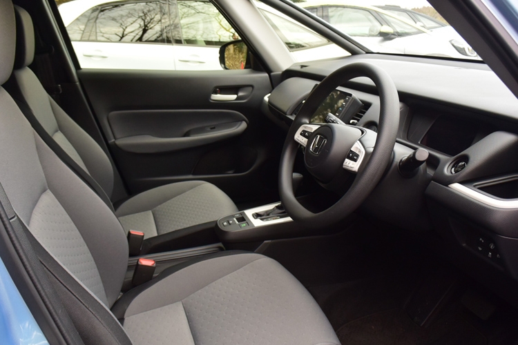 ベーシックタイプでも上位モデルと同様にシートの高さが調整できる