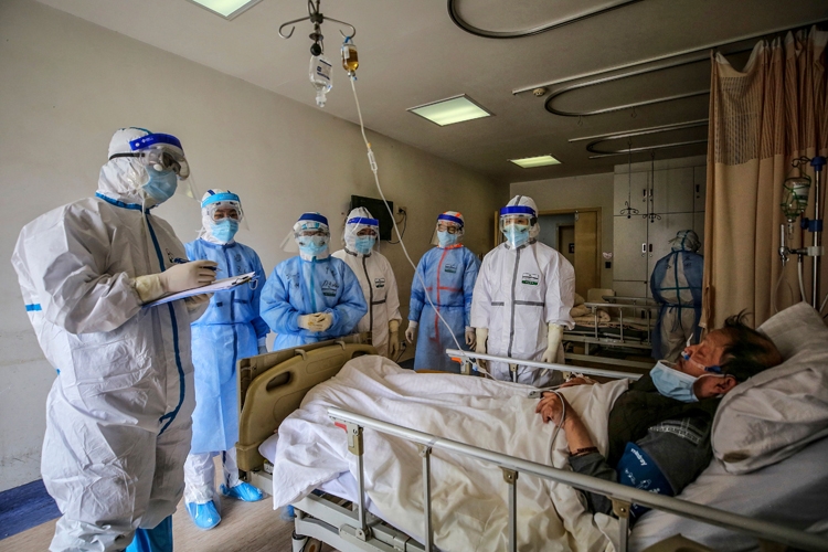 中国・武漢の赤十字病院で治療を受ける男性（写真／AFP＝時事）