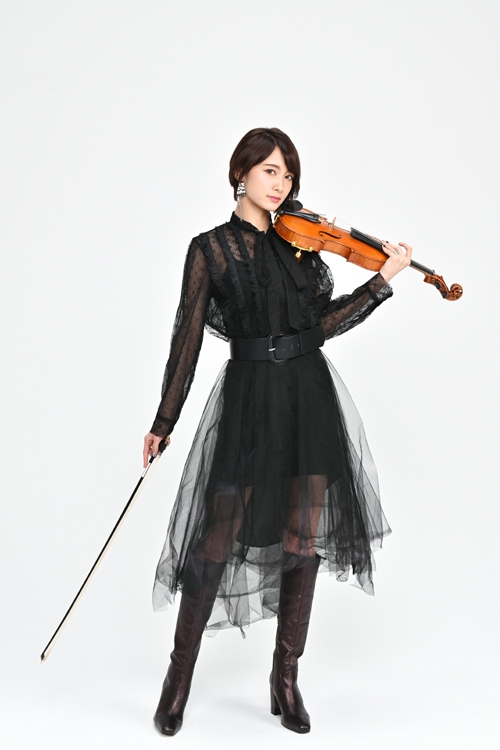 Ayasaは5本弦のエレキバイオリンを使用