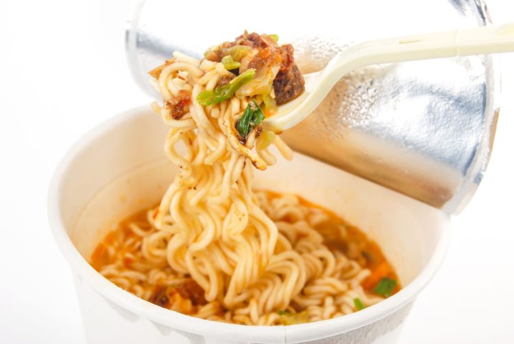 手軽だからつい食べてしまいがちなカップラーメンだが…（写真／アフロ）