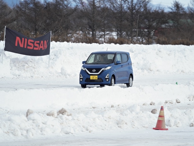 軽自動車「デイズ」も全車にVDCとABSが標準装備され、急ブレーキでもコーナーでもほとんど滑らない