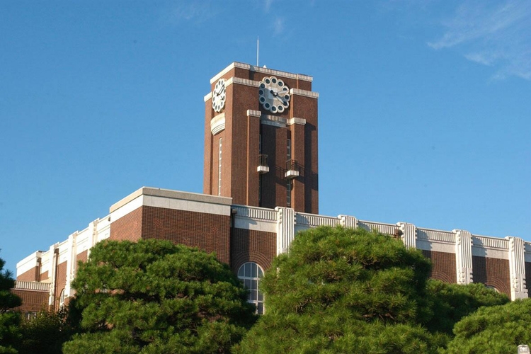 京都大学・吉田キャンパス本部構内の時計台（時事通信フォト）