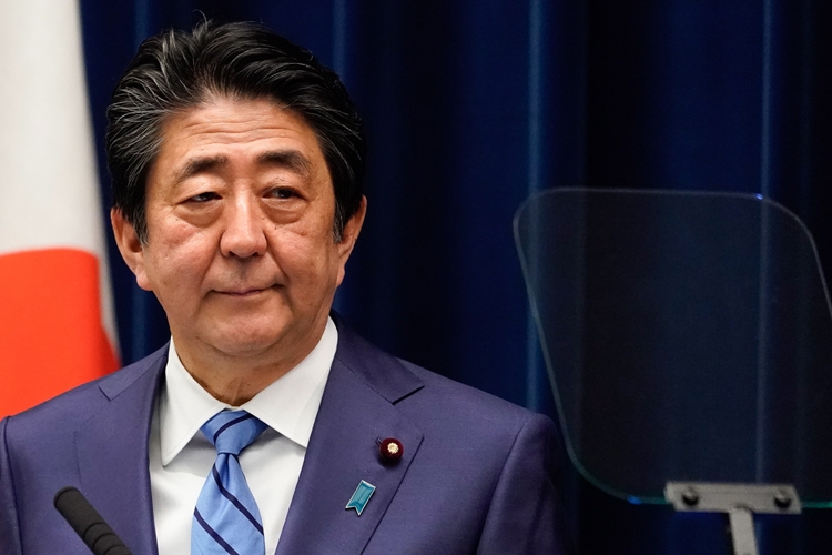 コロナ感染の終息時期を問われ「申し上げる状況にない」と答えた安倍首相（3月14日／時事通信フォト）