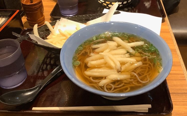 大阪・十三駅「若菜屋」のポテトそば