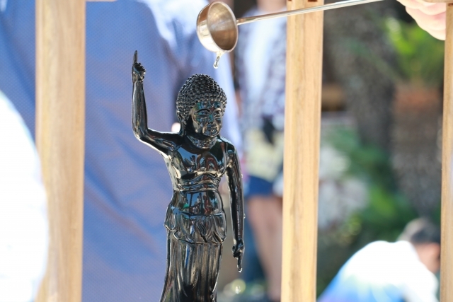 「誕生仏」に甘茶をかけて祝う花祭り