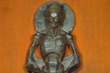 ブッダの修行時代をうつした「釈迦苦行像」（時事通信フォト）