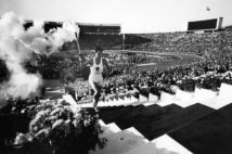 最終ランナーの坂井義則氏(Jochen Blume/ullstein bild/時事通信フォト)