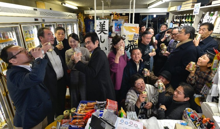 賑わう“昭和のお茶の間”にはハナエさんの孫による習字の展覧会も