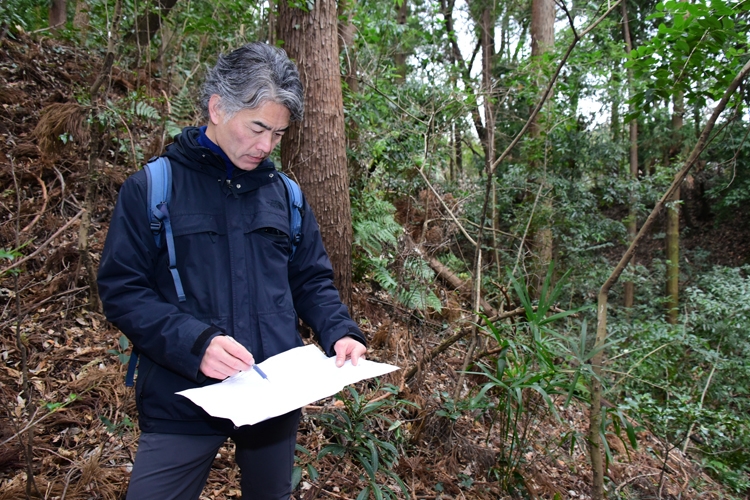 地図で地形を確認し、実終えた場所を1か所1か所、塗りつぶしていく（撮影／大塚七恵）