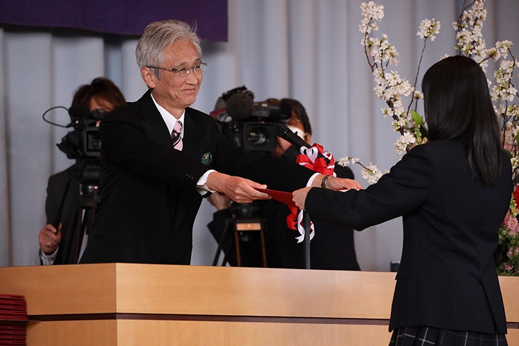 生徒の自由を尊重することでいい学校を作り上げた校長の西郷孝彦さん（撮影／浅野剛）