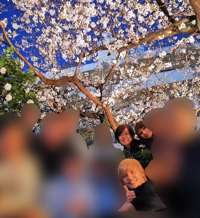 満面の笑みで桜の下に立つ昭恵夫人