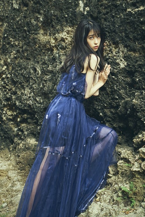 バラエティーの時とはまた別の表情を（写真集『WATER FALL』より）