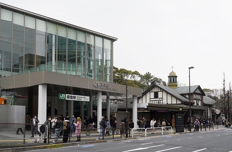 原宿駅の新駅舎（手前）と旧駅舎（時事通信フォト）