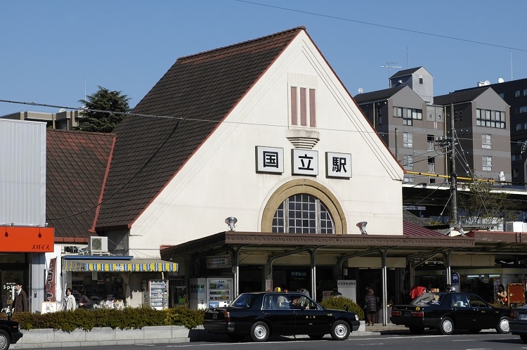 1926年に建てられたJR国立駅の駅舎。2005年撮影（時事通信フォト）