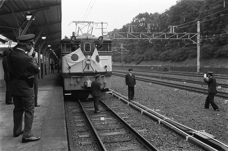 原宿駅で最後の「お召し列車」を記念撮影する国鉄職員。1986年撮影（時事通信フォト）