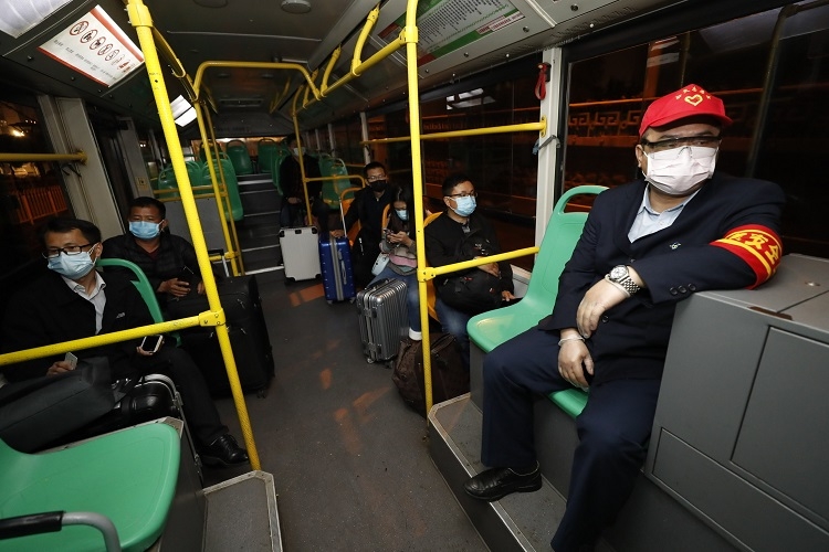 武漢で再開されたバス。利用者はマスクの着用、氏名とQRコードの登録、乗車前の検温が求められる。（Avalon/時事通信フォト）