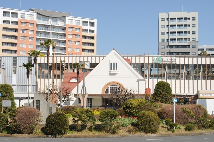 赤い三角屋根で親しまれたJR国立駅の旧駅舎は駅前に復原された。2020年4月から公共施設としてオープンする。