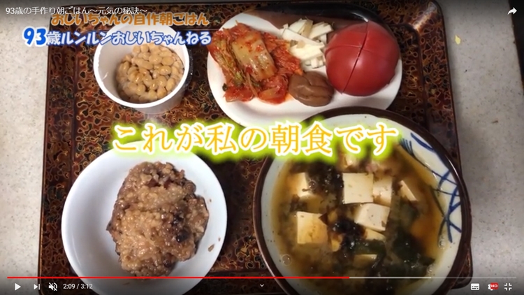 炊事、洗濯、掃除、買い物は自分で行い、この動画では自作の朝食を披露