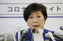 夜間も含めた不要不急の外出自粛を呼びかける小池百合子・東京都知事（時事通信フォト）