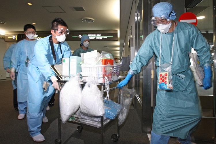 新型インフルエンザ発生に伴い、成田空港で機内検疫に向かう検疫官（2009年5月／時事通信フォト）