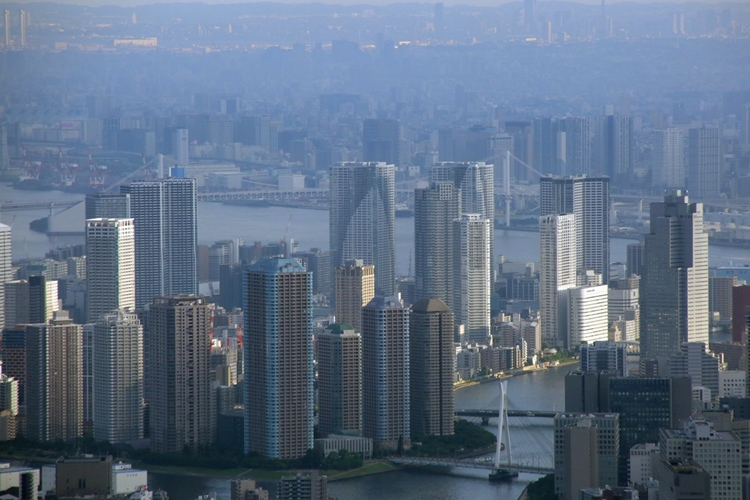 湾岸エリアの東京・中央区に林立するタワマン（時事通信フォト）