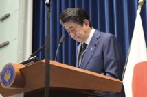 国民に協力を呼びかけるため、頭を下げる安倍首相。だが、対策は遅きに失した（共同通信社）