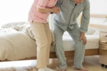 「夜中に歌うな!」老人ホームを認知症トラブルで追い出される悲劇