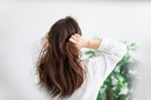 白髪が気になる女性のヘアトレンド 安上がりな黒染めしないスタイルも
