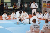 競技人口拡大のため、少年への指導は盛んに行われている(時事通信フォト)