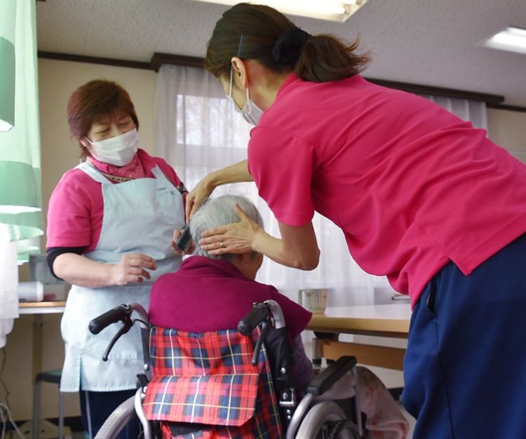 多くの高齢者施設ではマスクや手洗いの徹底など入念な感染対策をしている（時事通信フォト）