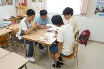 石垣島の東大志望の高校生に受験ノウハウを指導。高校生1人に東大生3人がつく豪華さ