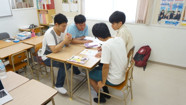 石垣島の東大志望の高校生に受験ノウハウを指導。高校生1人に東大生3人がつく豪華さ