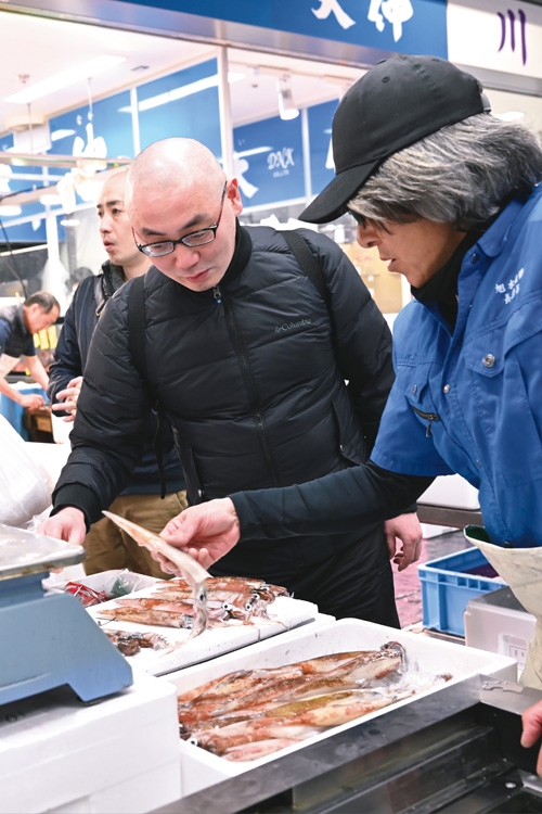 子持ちヤリイカの感触を確かめつつ入手