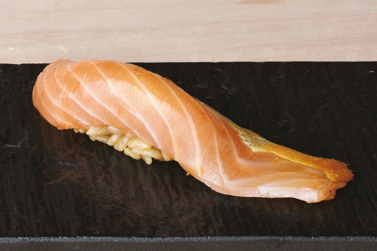 サクラマスは昆布で〆る