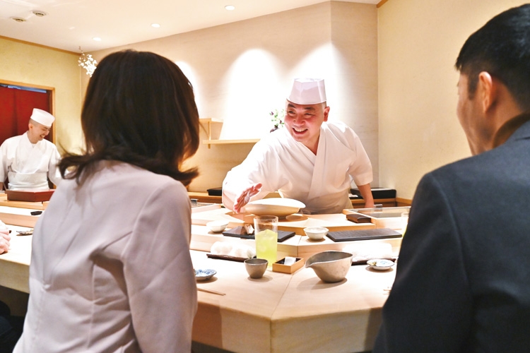 カウンター8席で予約は必須