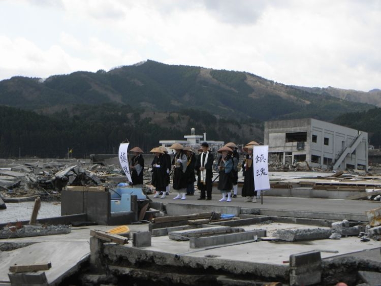 震災後、津波に襲われた街を追悼行脚する僧侶と牧師（2011年4月28日、宮城県南三陸町／写真提供：金田諦應）