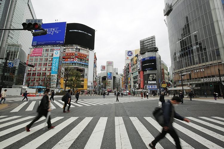 「不要不急の外出は控えて」という都知事からの要請後、週末の渋谷も閑散としていた（3月28日、渋谷駅前で　写真／時事通信フォト）