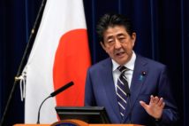 安倍首相は「感染がいつ急拡大してもおかしくない」と話す(時事通信フォト)