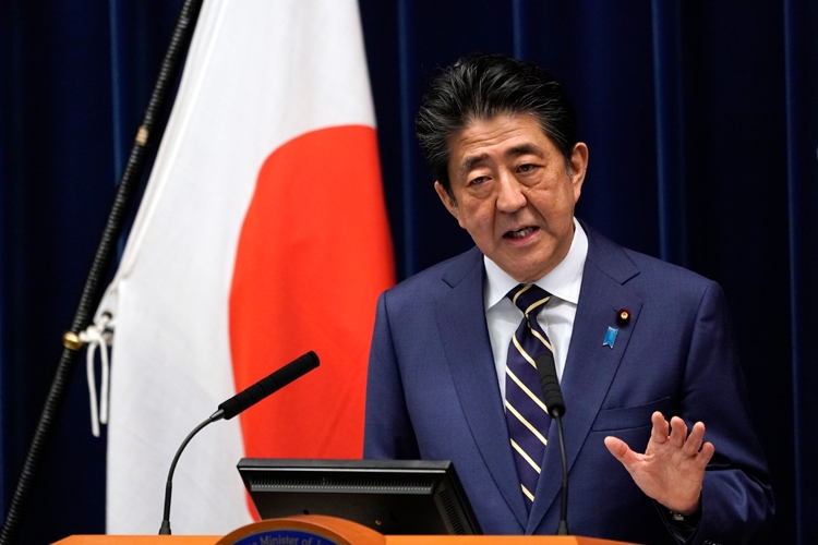 安倍首相は「感染がいつ急拡大してもおかしくない」と話す（時事通信フォト）