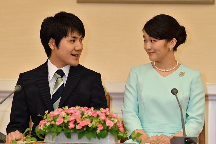 もう長く顔を合わせていない。（2017年9月の婚約内定会見）