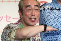 その笑いには音楽との密接な繋がりが…(時事通信フォト)
