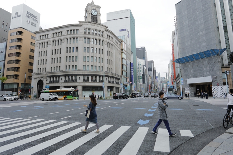 銀座4丁目の交差点も人は少ない