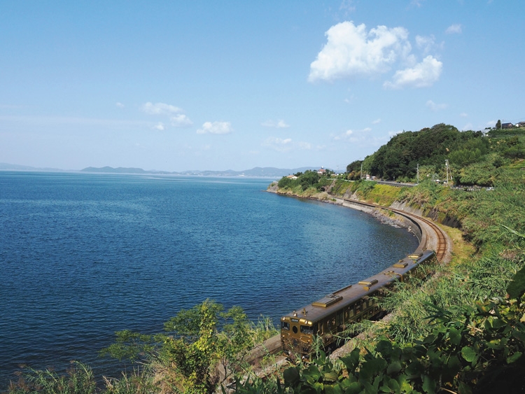 大村線は風光明媚な大村湾を行く