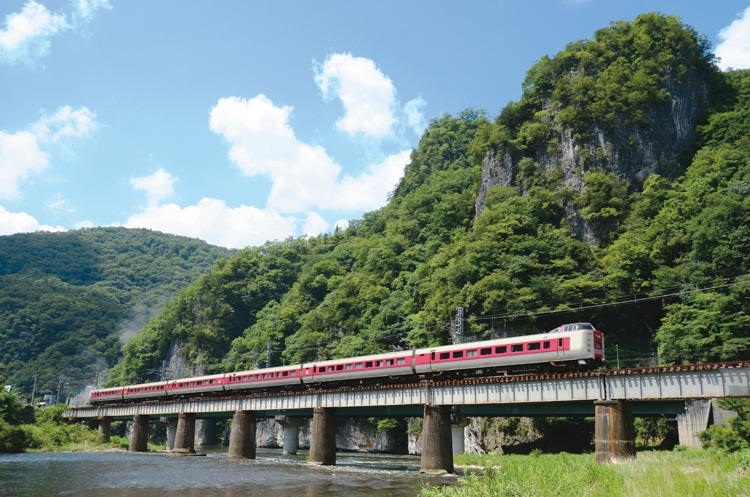 高梁川を車窓から見下ろす伯備線