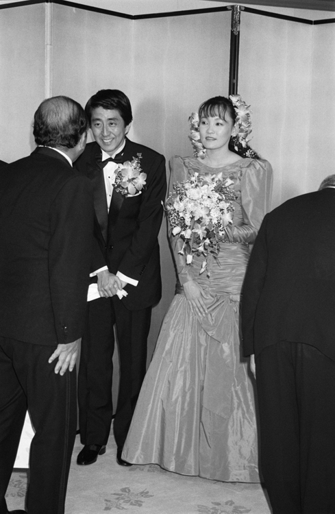 1987年に行われた2人の結婚披露宴（時事通信フォト）