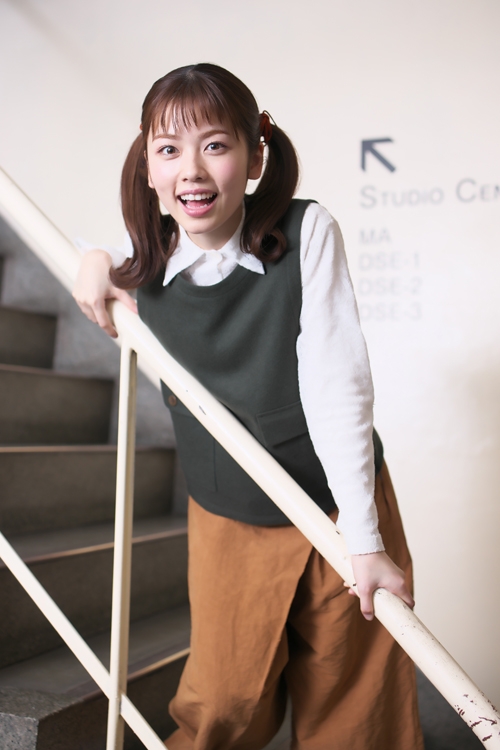 劇中の衣装で登場