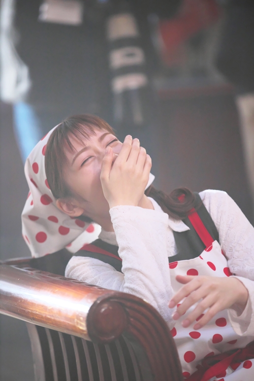 とにかくよく笑う小芝